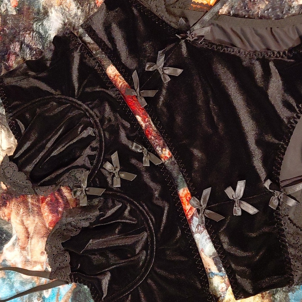 DOLLSKILL SUGAR THRILLZ 1X BLACK VELVET BRA AND PANTY/ GARTERS ATTATCHED